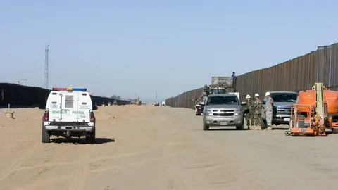 Fotografía de archivo del 21 de febrero de 2007 de la construcción del segundo muro en la frontera entre Yuma (Arizona) y México. Esta triple barrera en Yuma es la que Donald Trump describió como "modelo"para construir su "gran muro"