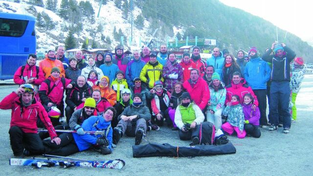 A la izquierda, una de las Convivencias en la Nieve celebrada el pasado año