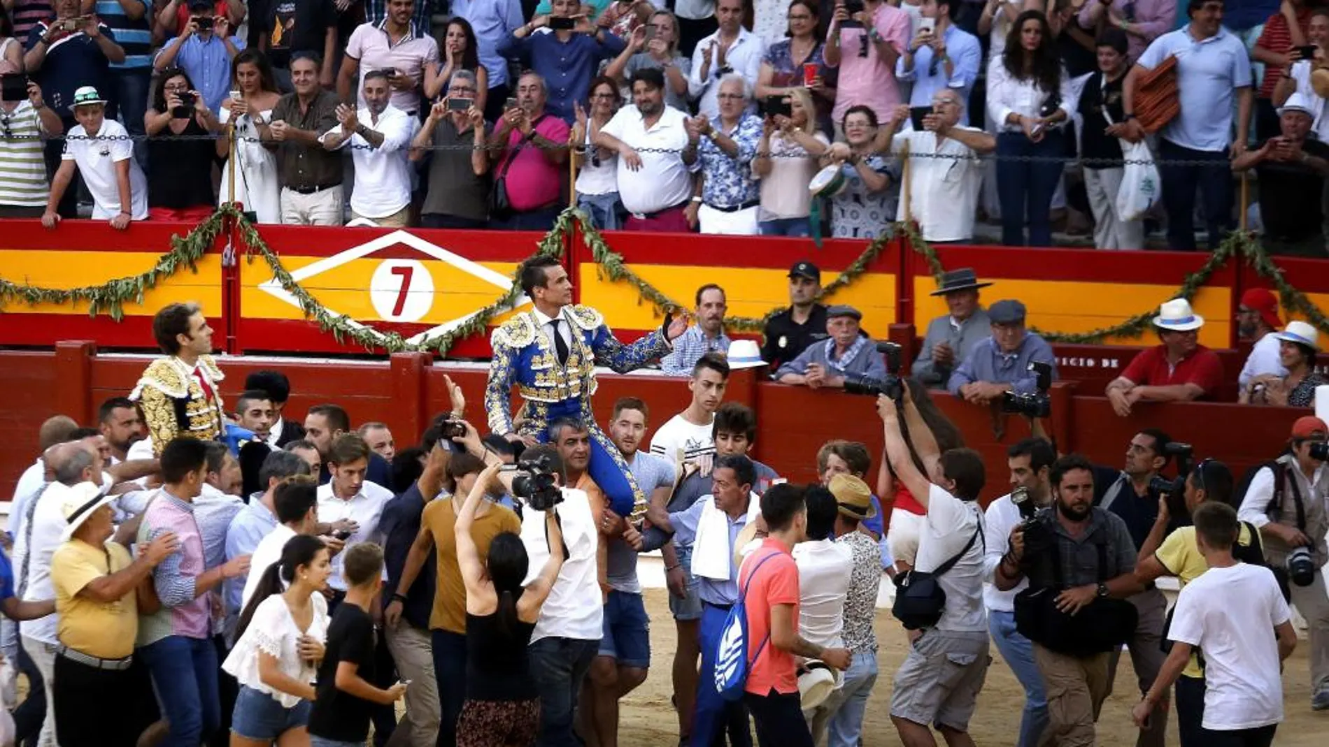 Los diestros José Tomás y Manzanares saliendo el año pasado a hombros de la plaza de toros de Alicante