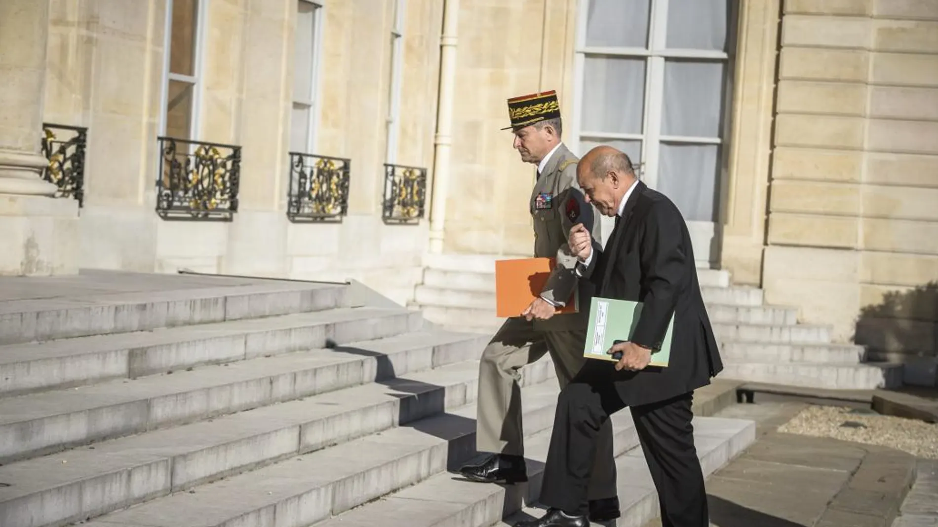 El jefe del Estado Mayor del Ejército francés, el general Pierre de Villiers (i), y el ministro de Defensa, Jean Yves Le Drian (d)