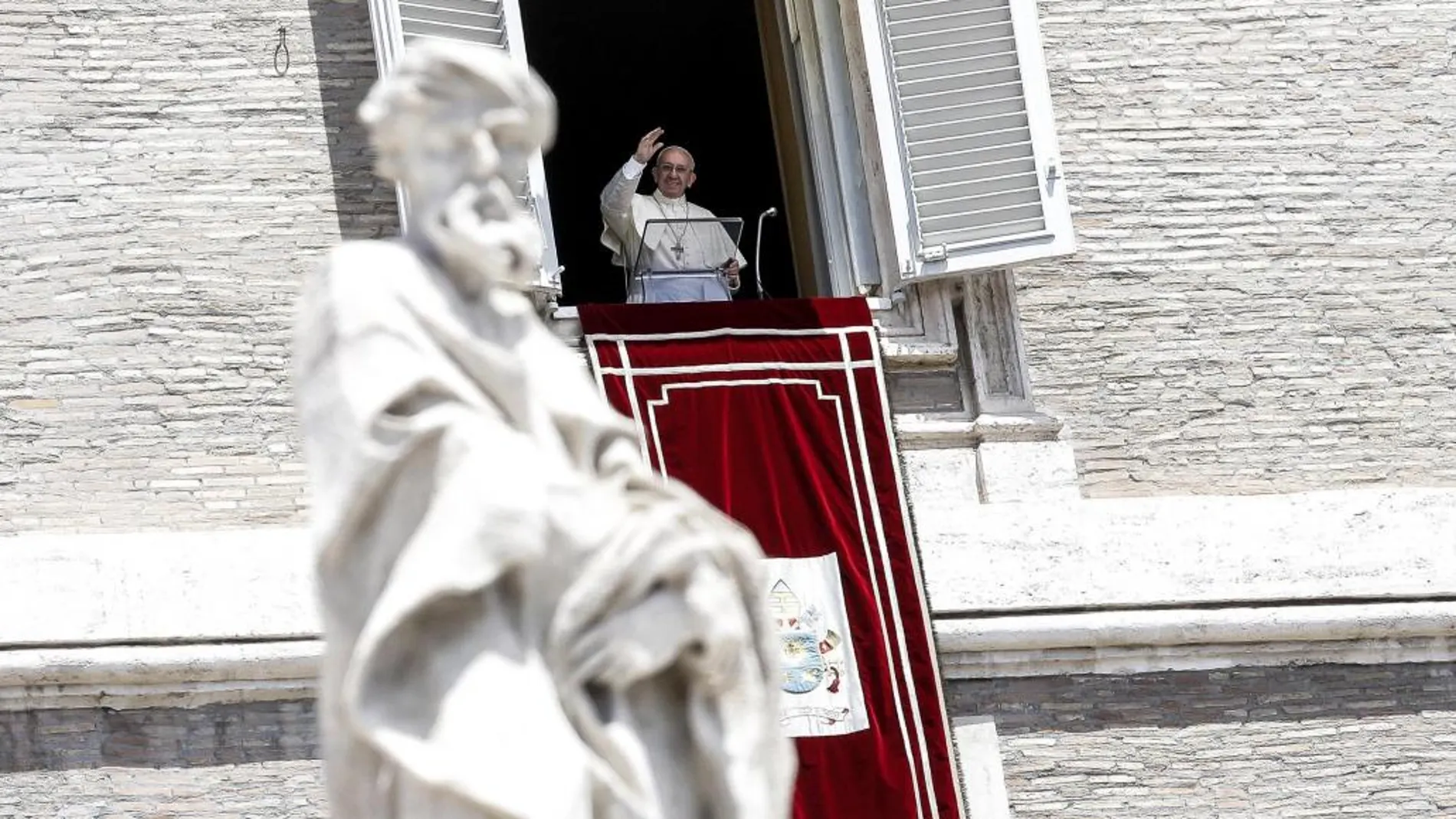 El Papa Francisco saluda desde la ventana de El Vaticano durante el rezo del Angelus