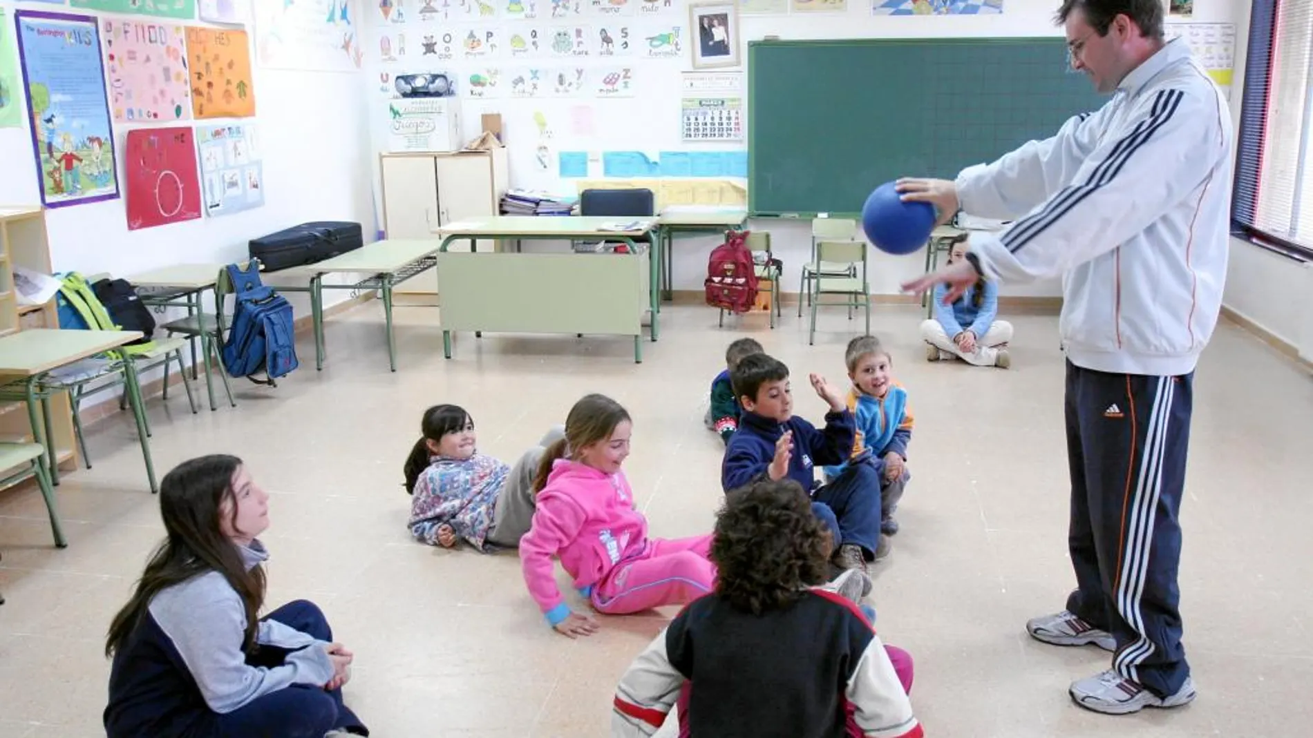 Un profesor da clase en uno de los pueblos en los que se pueda mantener los cursos de Primero y Segundo de la ESO.