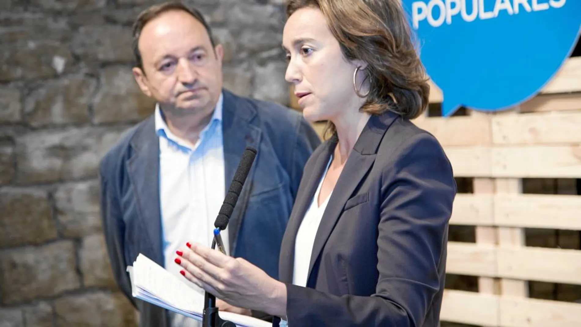 El ex líder de los populares, Pedro Sanz, junto a la candidata a presidir el PP, Concepción Gamarra, en un mitin