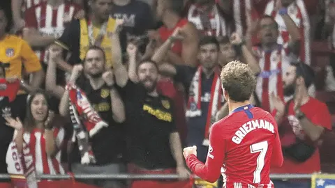 Antoine Griezmann celebra con parte de la afición el único gol del partido/ Foto: Efe