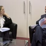 La ministra de Fomento, Ana Pastor, y el vicepresidente de la CE y responsable de Transportes, Siim Kallas, durante la reunión que han mantenido hoy en Bruselas, donde la ministra española ha celebrado un encuentro con los medios sobre las infraestructuras europeas, partiendo del ejemplo español.
