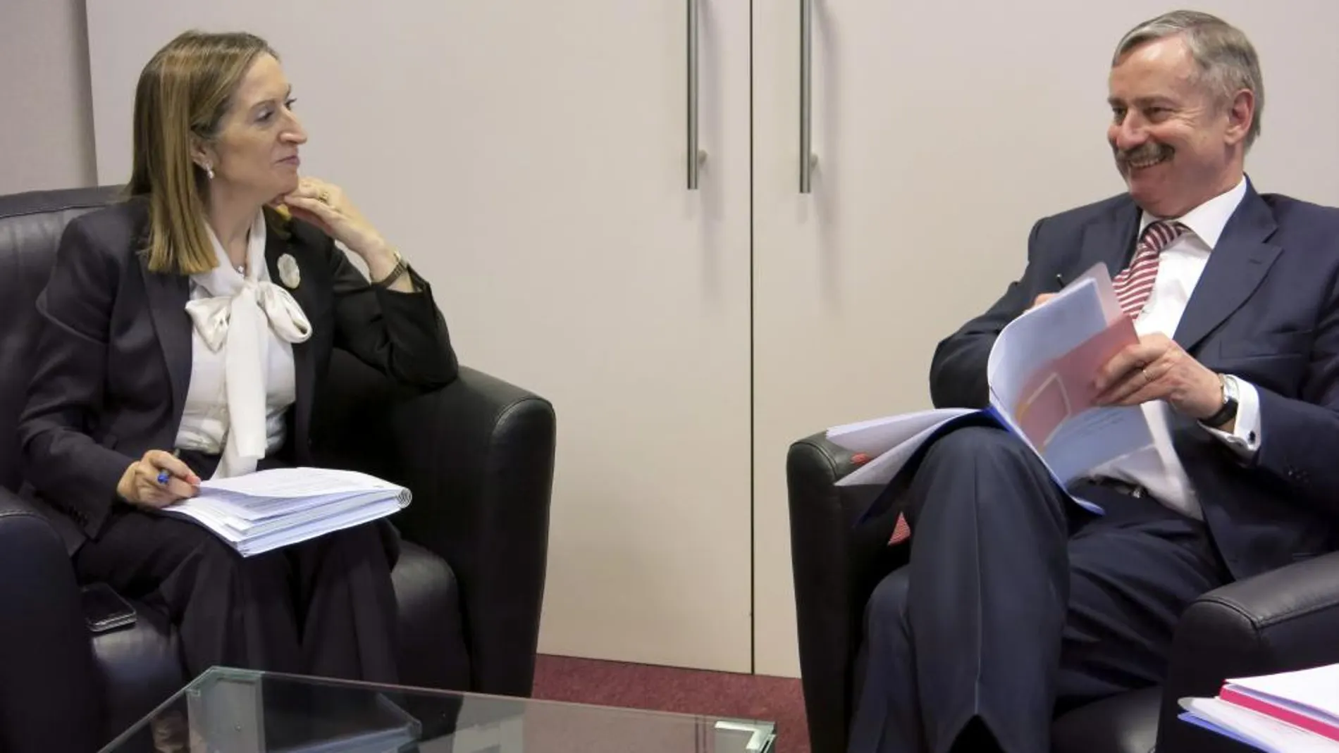 La ministra de Fomento, Ana Pastor, y el vicepresidente de la CE y responsable de Transportes, Siim Kallas, durante la reunión que han mantenido hoy en Bruselas, donde la ministra española ha celebrado un encuentro con los medios sobre las infraestructuras europeas, partiendo del ejemplo español.
