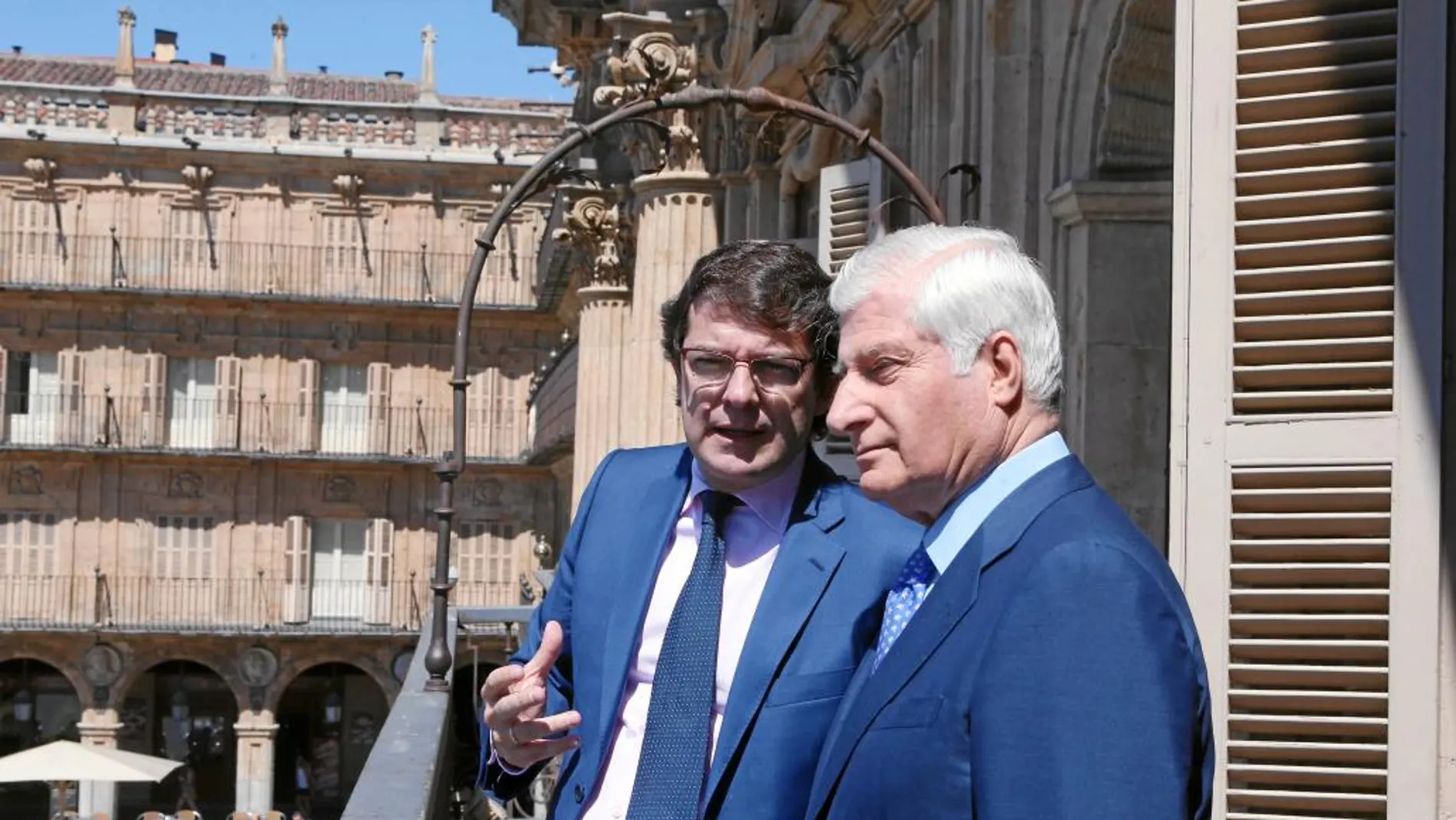 Alfonso Fernández Mañueco y Carlos Fitz-James Stuart en el balcón del Ayuntamiento de Salamanca