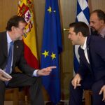 Fotografía facilitada por la Presidencia del Gobierno español del jefe del Ejecutivo, Mariano Rajoy, y su homólogo griego, Alexis Tsipras.