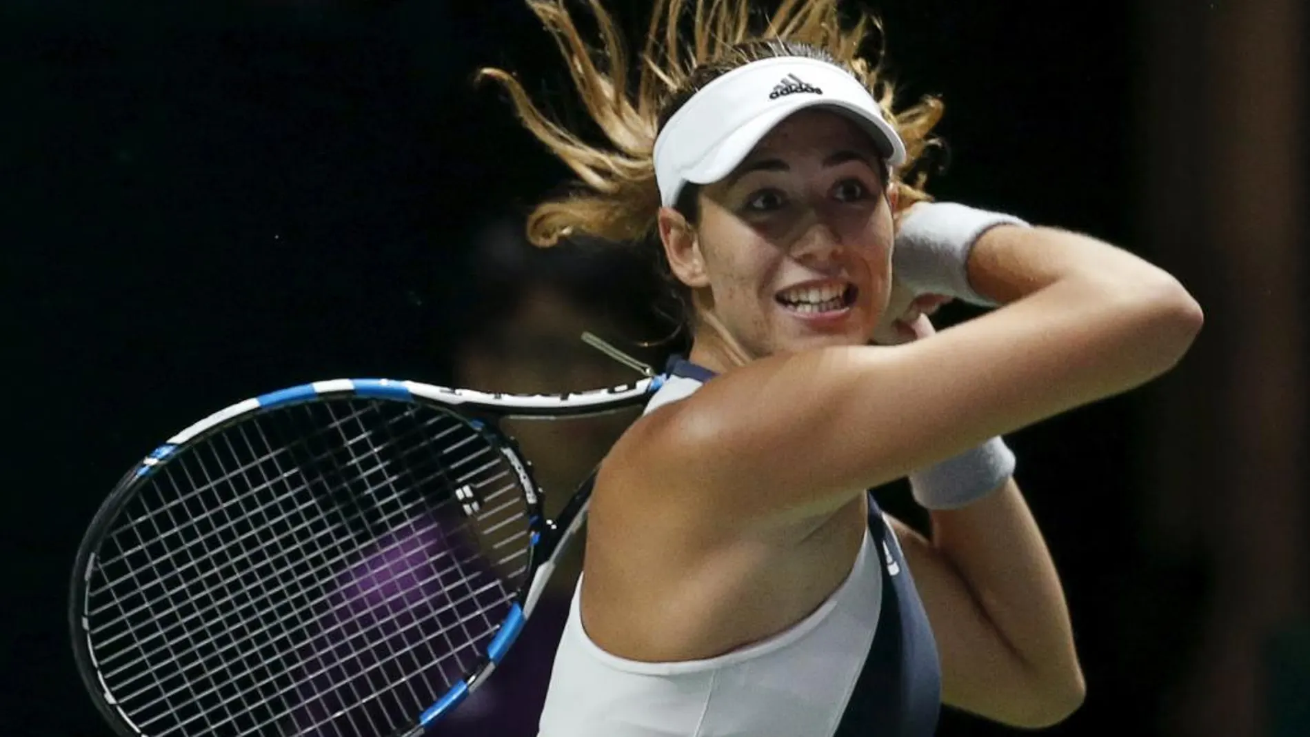 La tenista española Garbiñe Muguruza devuelve la bola a la checa Lucie Safarova, el pasado día 26