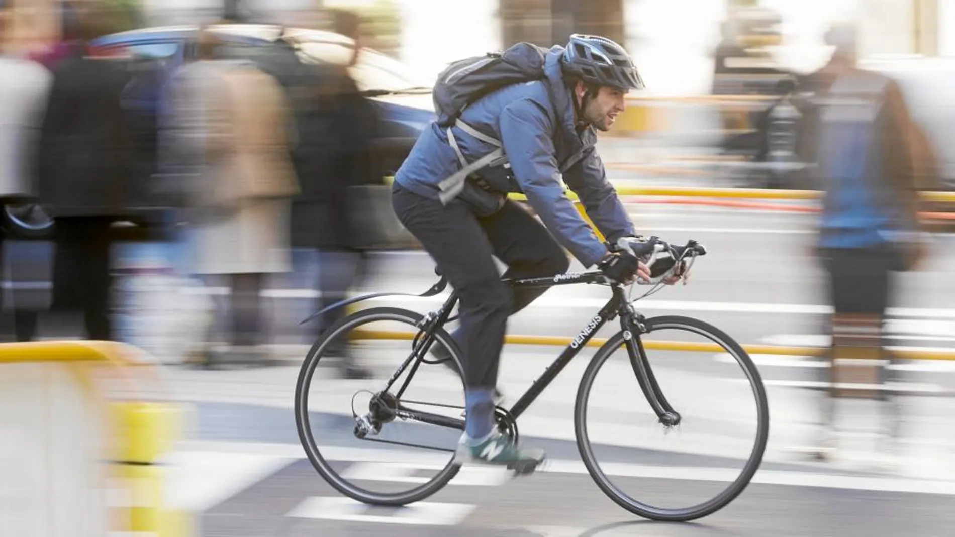 Los colectivos ciclistas denuncian el modelo de carriles bici «low cost» que implantó el Ayuntamiento con Xavier Trias