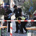 Policías revisan la escena tras la explosión registrada en Ansbac el pasado 25 de julio