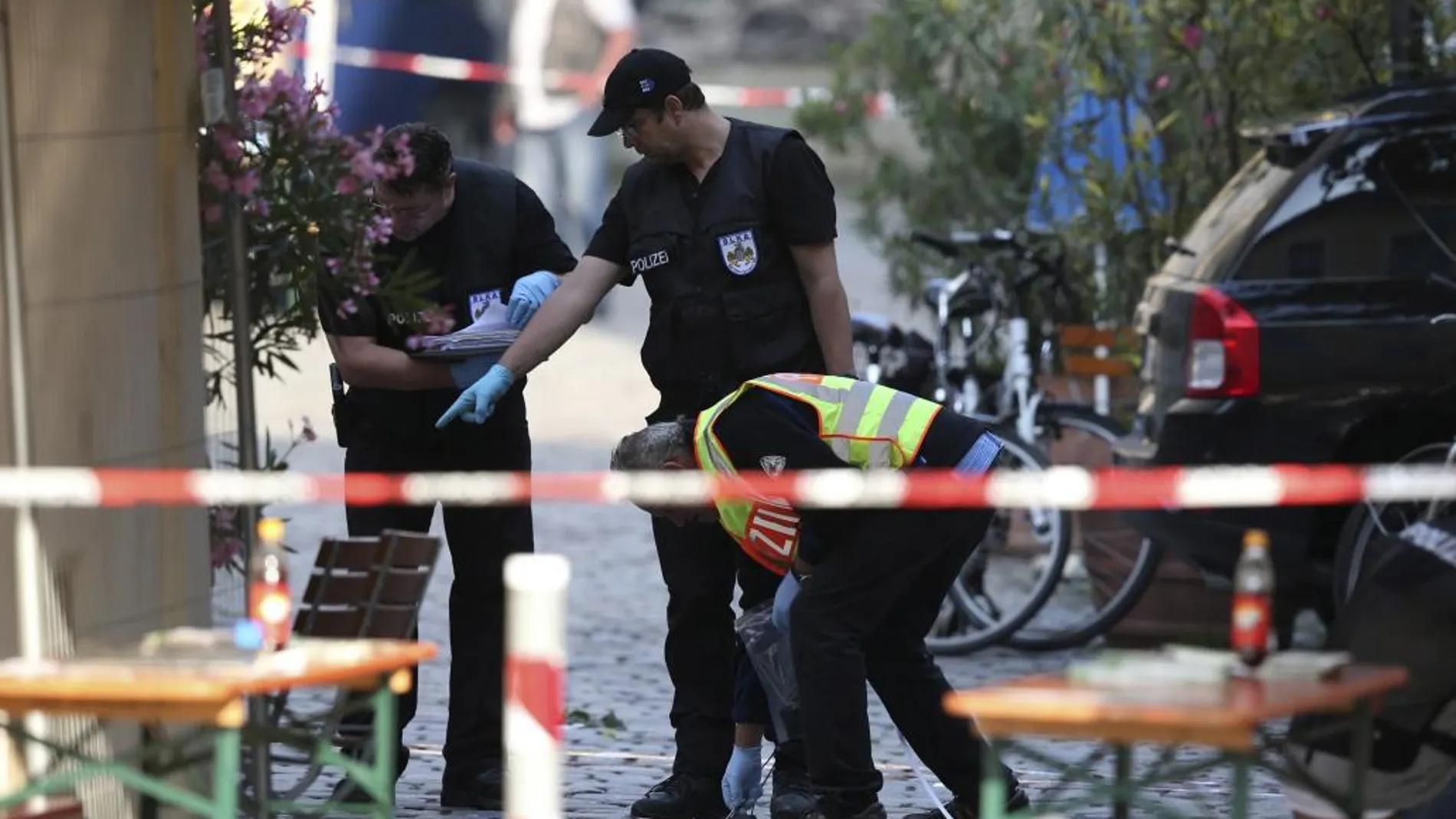 Policías revisan la escena tras la explosión registrada en Ansbac el pasado 25 de julio