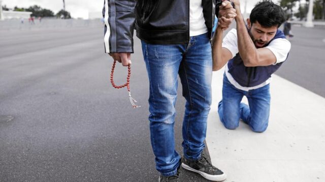 El musulmán Sami Aoun, que vive en Beirut, decidió cumplir su promesa e ir a Fátima. Rezó por su mujer, por su hijo, que nacerá en dos meses y también por una mayor «unidad entre los cristianos y los musulmanes».