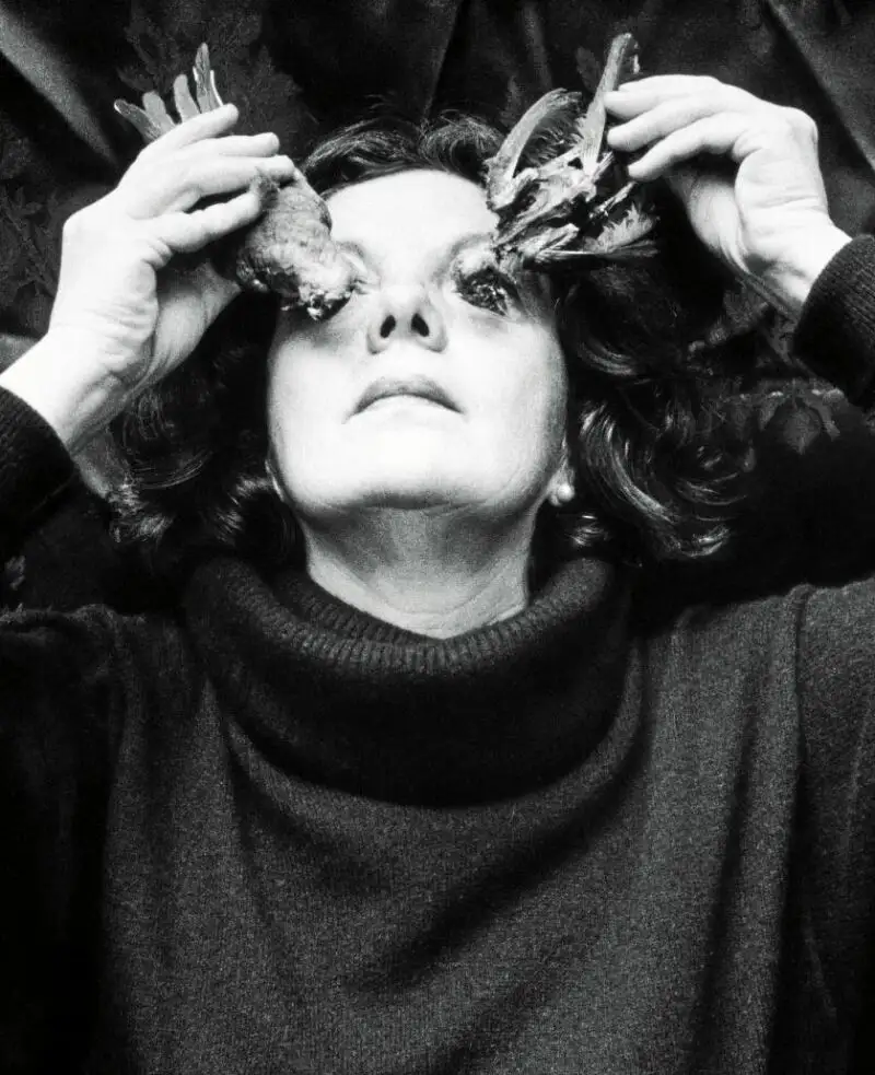 «¿Ojos para volar?», Coyoacán, México, 1991. Una de las fotografías en que Graciela Iturbide se autorretrata. A la dcha., la icónica «Nuestra señora de las iguanas», tomada en Juchitán, México, en 1979
