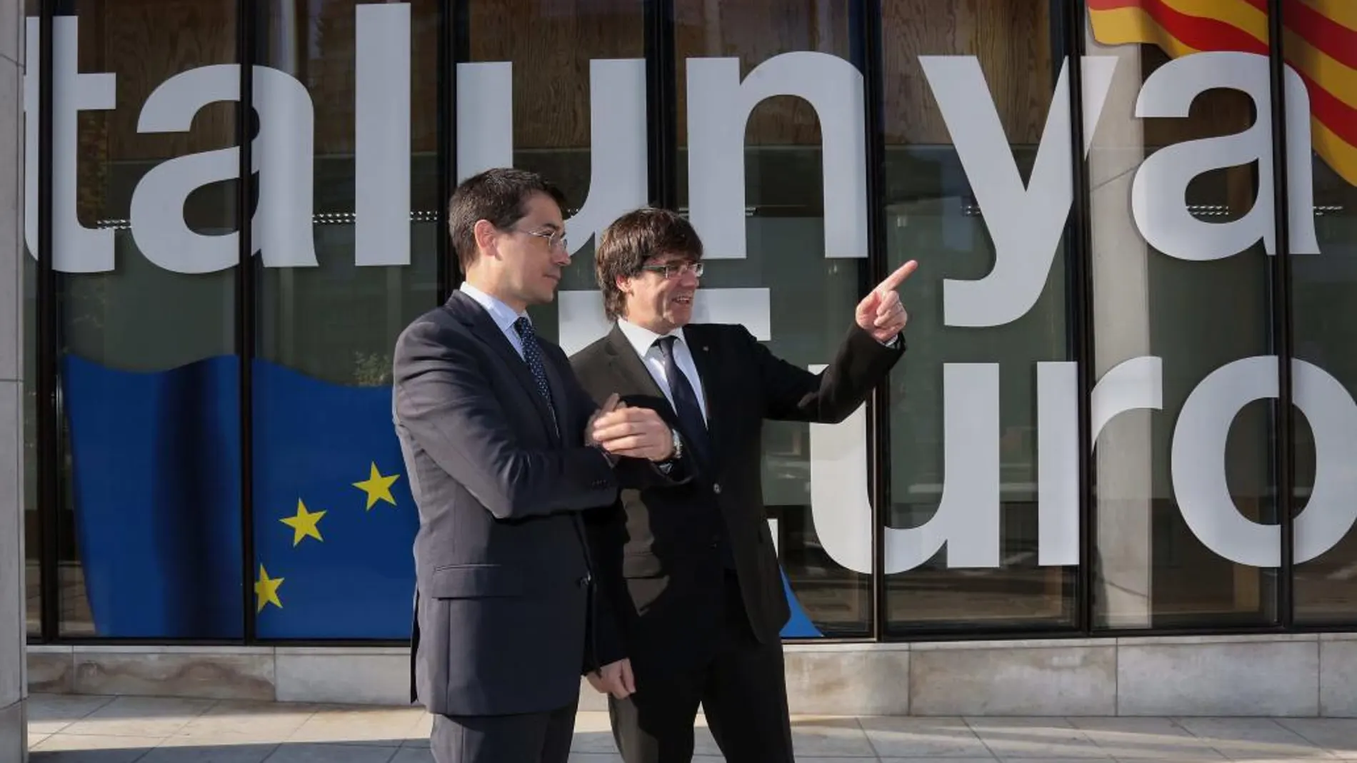 El presidente de la Generalitat, Carles Puigdemont (d), junto al Representante Permanente ante la Unión Europea, Amadeu Altafaj (i)