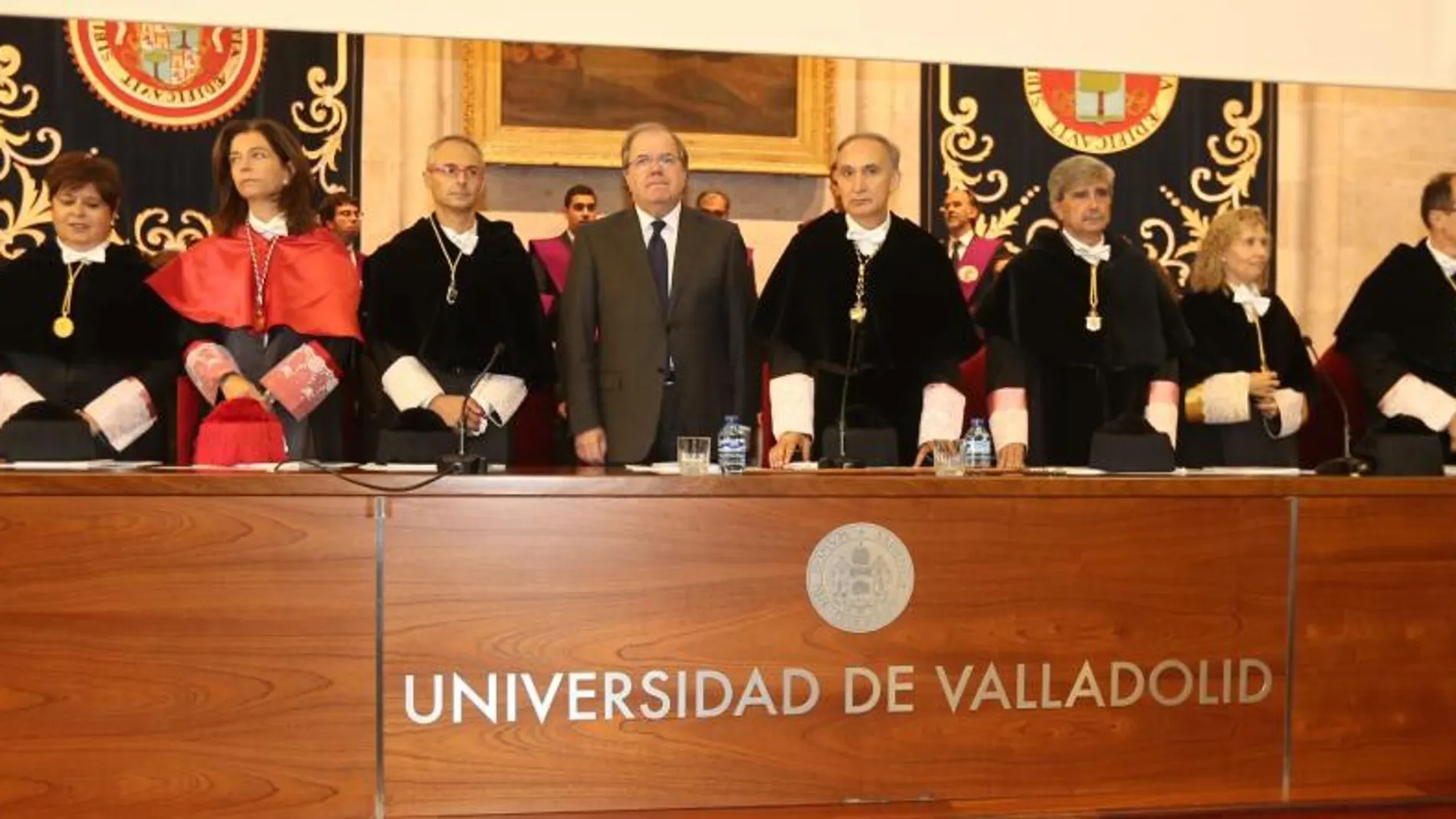 El presidente de Castilla y León, Juan Vicente Herrera, junto con los rectores de todas las universidades de la Comunidad, en la apertura del curso académico