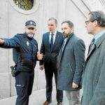 Los abogados de Vox, Javier Ortega (izda.) y Pedro Fernández (dcha.), junto a Santiago Abascal a las puertas del Tribunal Supremo durante la instrucción de la causa