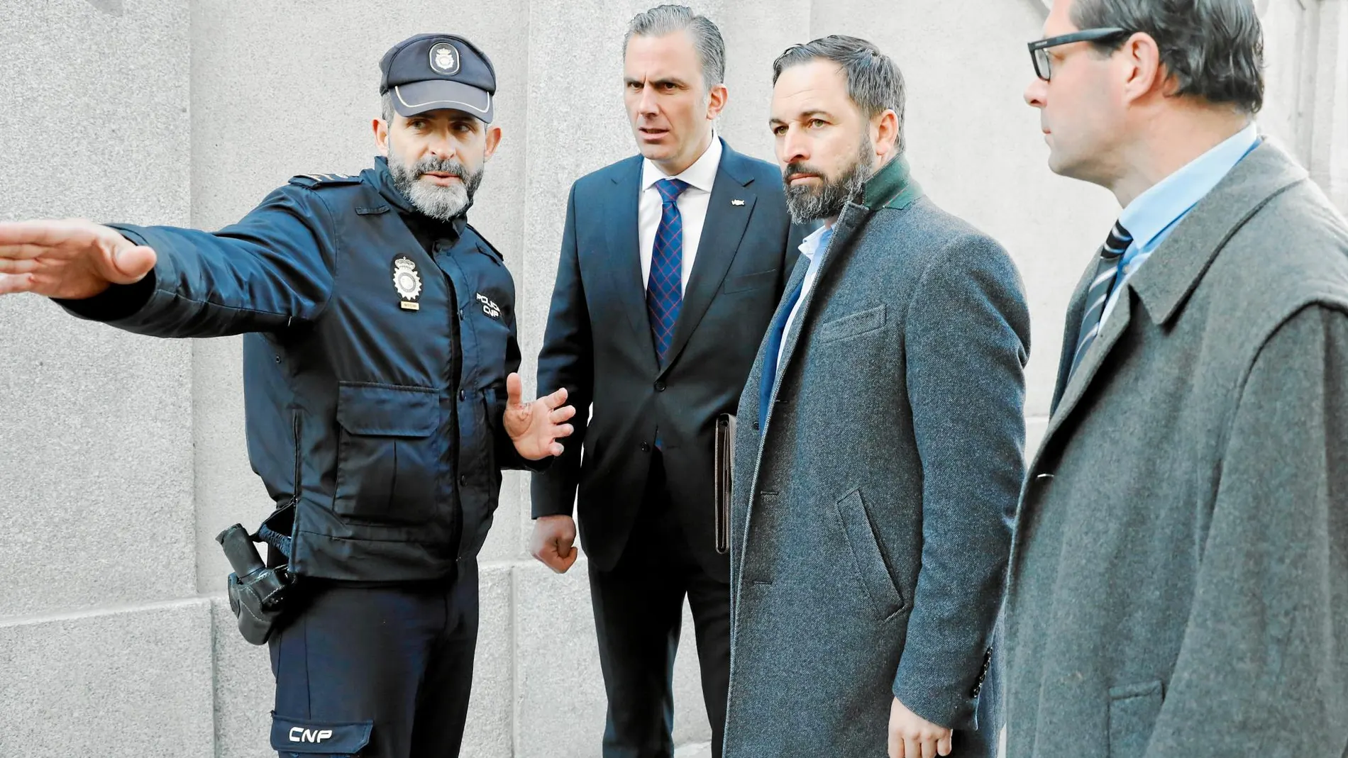 Los abogados de Vox, Javier Ortega (izda.) y Pedro Fernández (dcha.), junto a Santiago Abascal a las puertas del Tribunal Supremo durante la instrucción de la causa