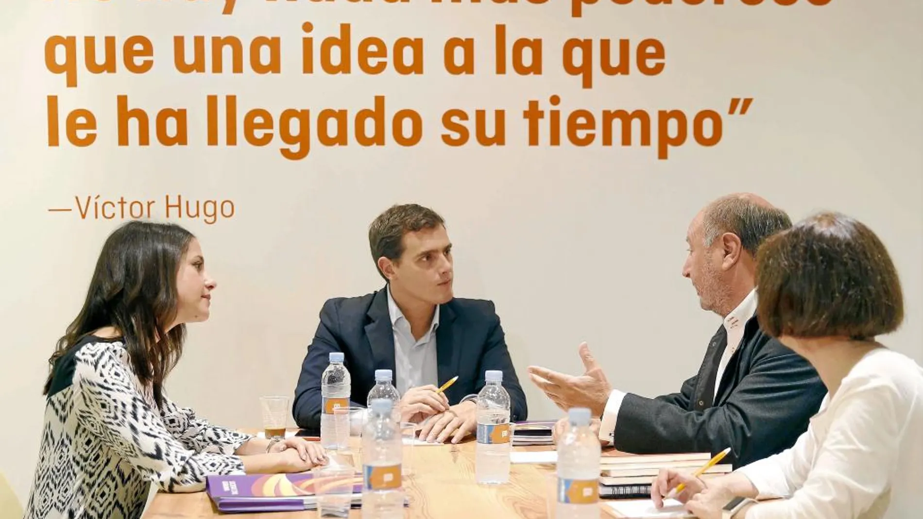 Arrimadas y Rivera se reunieron ayer con el nuevo presidene de Societat Civil Catalana, Mariano Gomà.