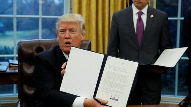 Trump firma la orden