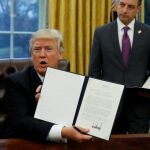 Trump firma la orden