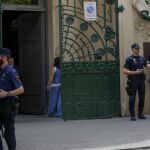 La Policía Nacional efectúa un registro en la sede de la SGAE en Madrid .