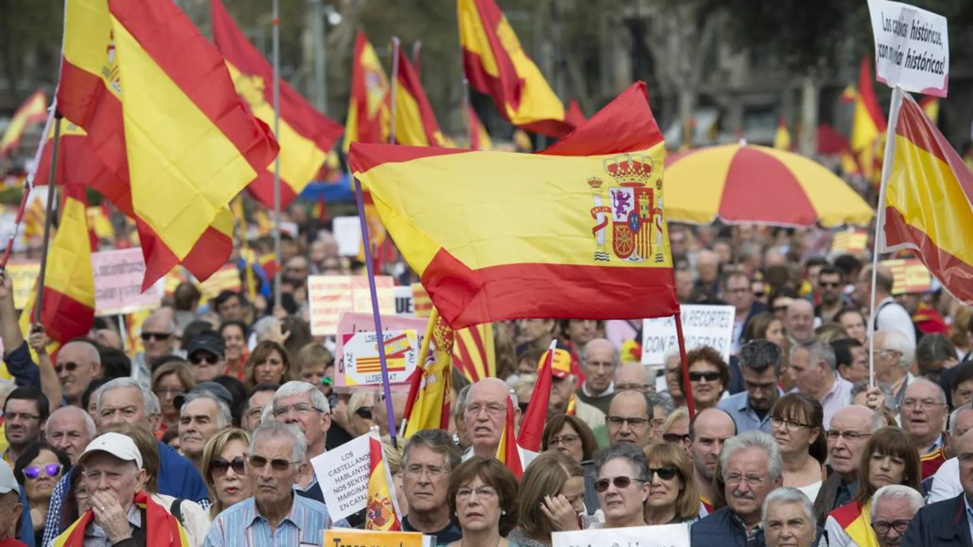 El centro de Barcelona se ha llenado de banderas de España