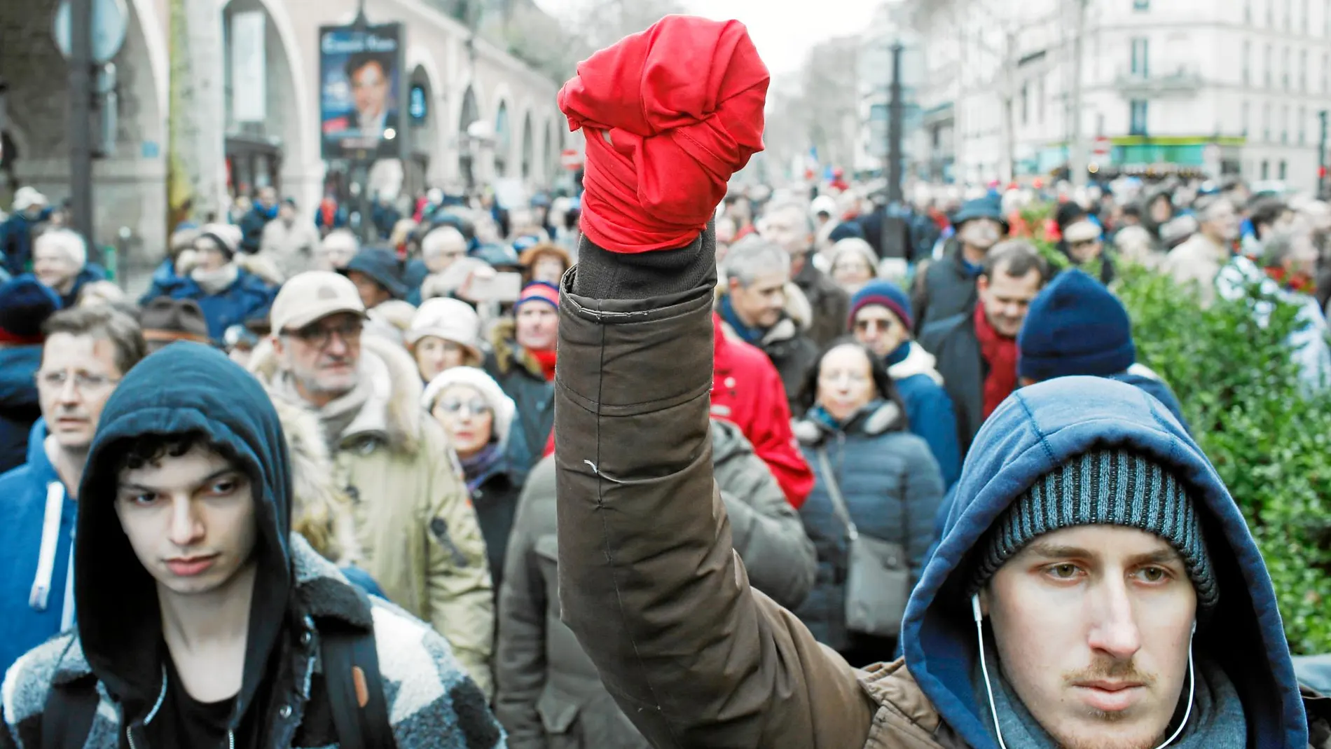 Un manifestante alza el puño envuelto en un pañuelo rojo durante la marcha de ayer en la capital francesa contra los incidentes de las últimas semanas / Ap