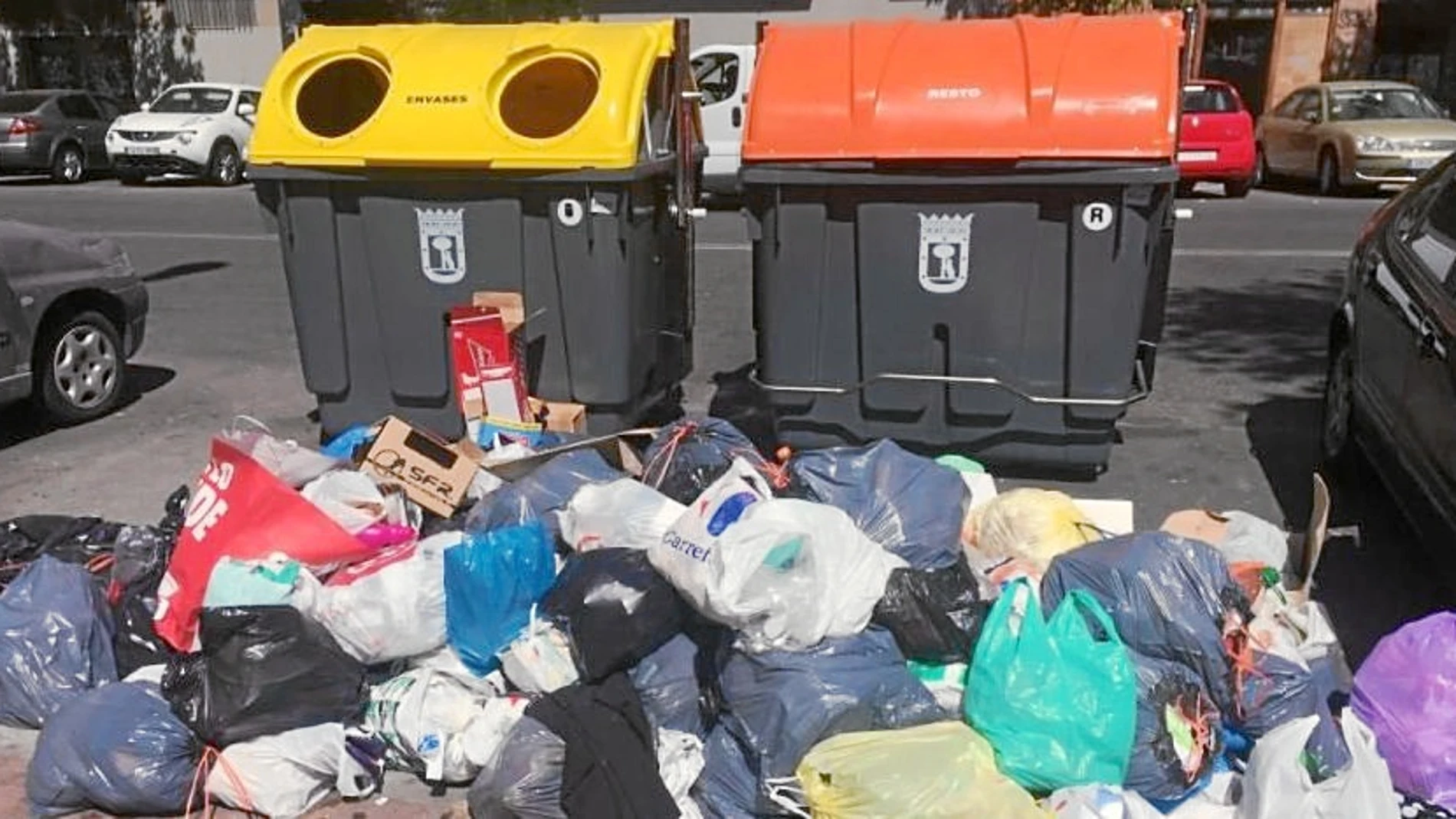 Fotografía realizada en la Avenida de Abrantes y colgada en redes para denunciar la basura que se acumula junto a los nuevos contenedores