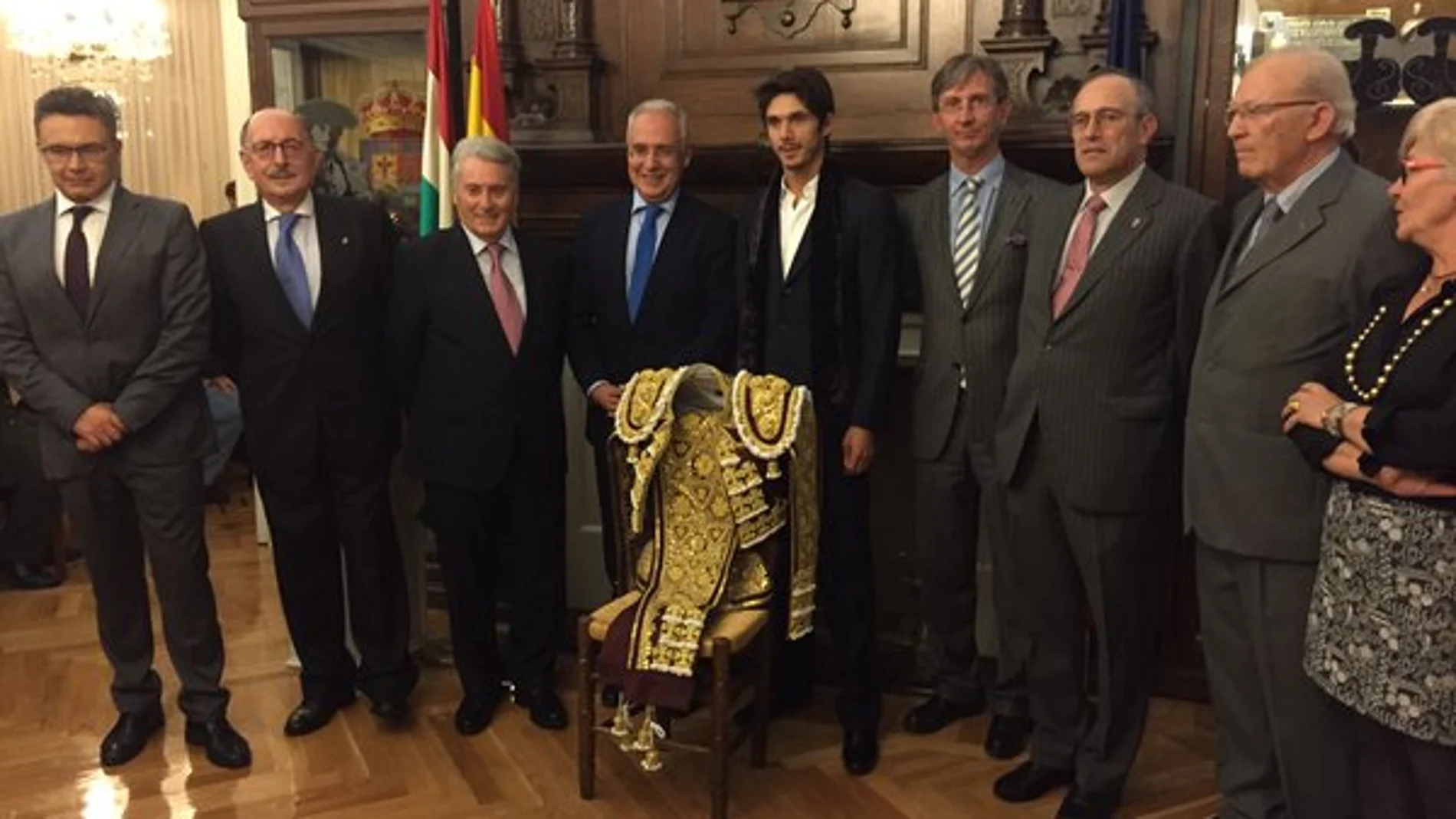 Castella recoge el vestido «Rioja y oro» al triunfador de San Isidro
