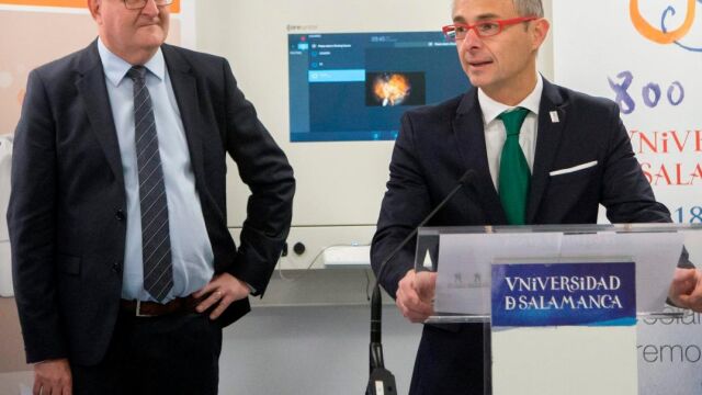 El rector de la Universidad de Salamanca, Ricardo Rivero y el presidente de Oticon Medical, Jes Olsen, inauguran el laboratorio