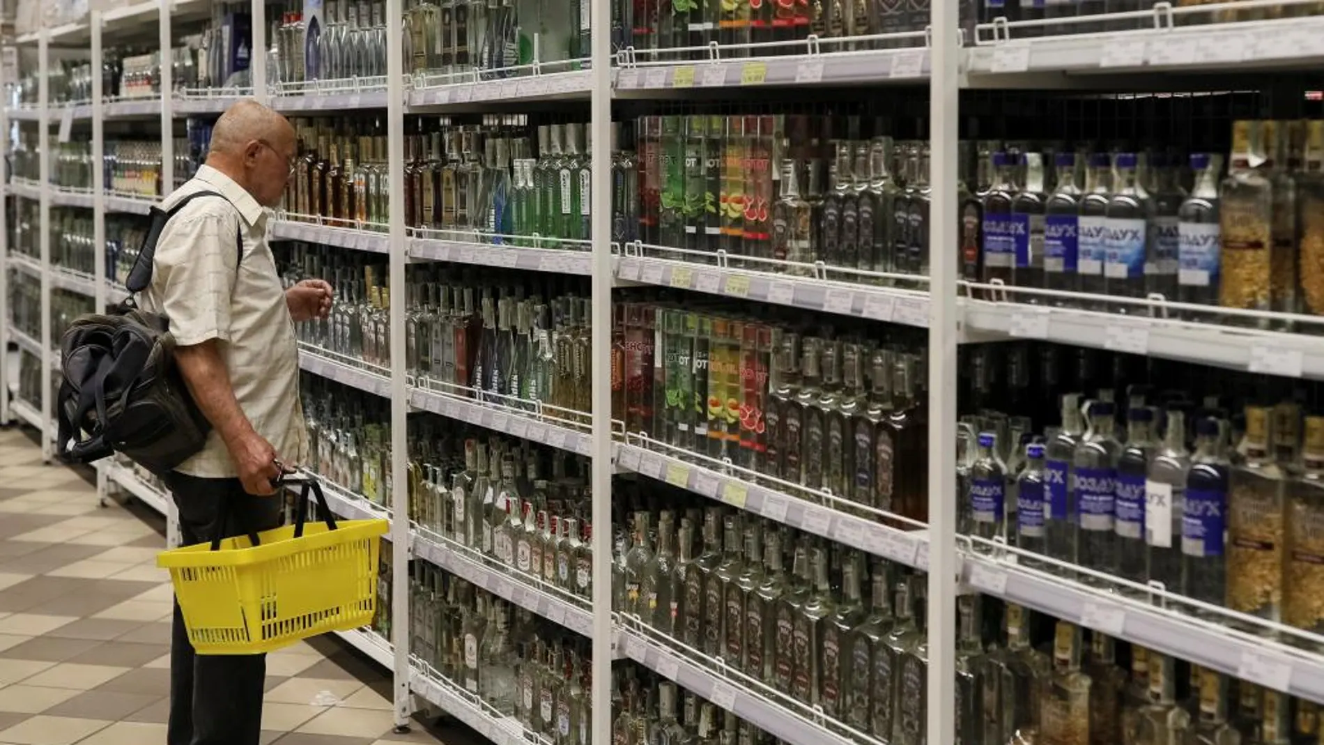 Bebidas alcohólicas en un supermercado de Kiev
