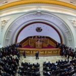 El presidente de Venezuela, Nicolás Maduro (c) ofrece un discurso durante una sesión de la Asamblea Nacional.