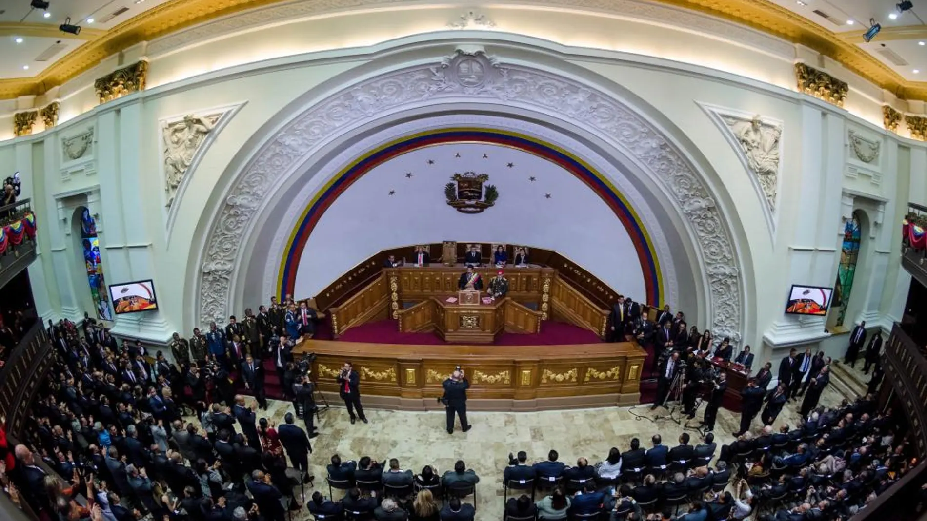 El presidente de Venezuela, Nicolás Maduro (c) ofrece un discurso durante una sesión de la Asamblea Nacional.