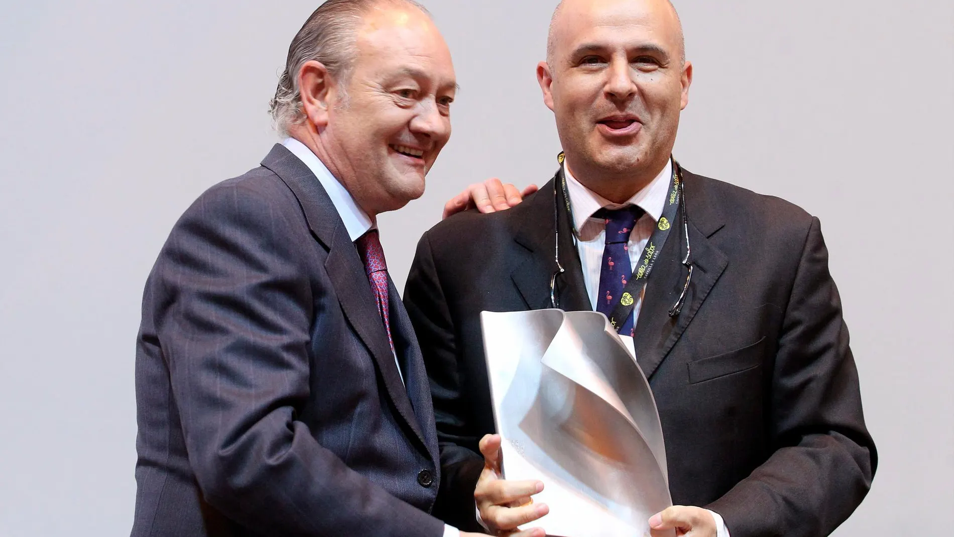 El viceconsejero de Desarrollo Rural y director del Instituto Tecnológico Agrario de Castilla y León, Jorge Llorente, recoge el premio otorgado a Tierra de Sabor por la Revista Gourmets.