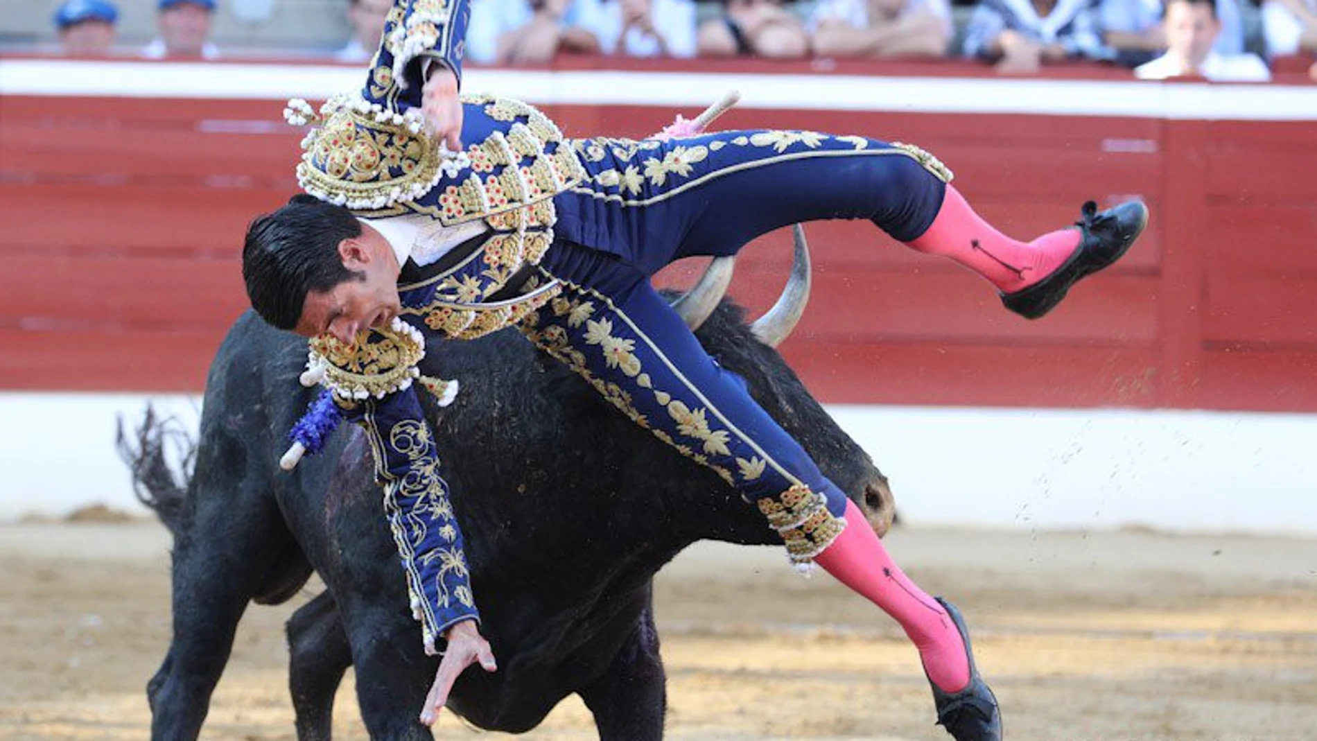 Emilio de Justo, en el instante cuando fue corneado / Torosenelmundo.com