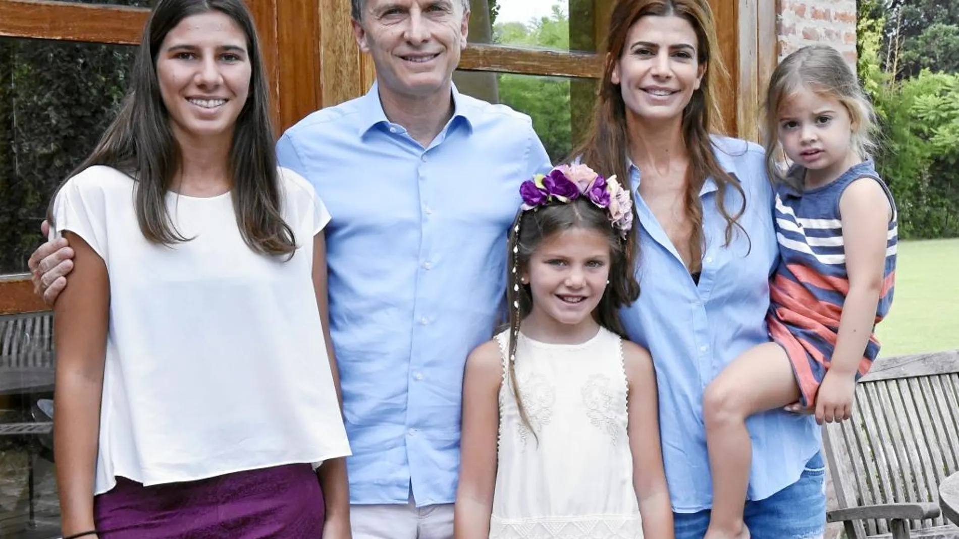 Macri, su esposa y su hija posan en su casa con las dos hijas de Nisman, Lara (a la derecha del presidente) y Kala (en el centro)