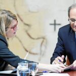 El presidente de la Generalitat, Quim Torra, y la portavoz del Govern, Elsa Artadi, ayer, durante la reunión semanal del Ejecutivo catalán en Barcelona