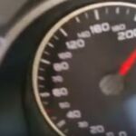El conductor, a 230 km/h