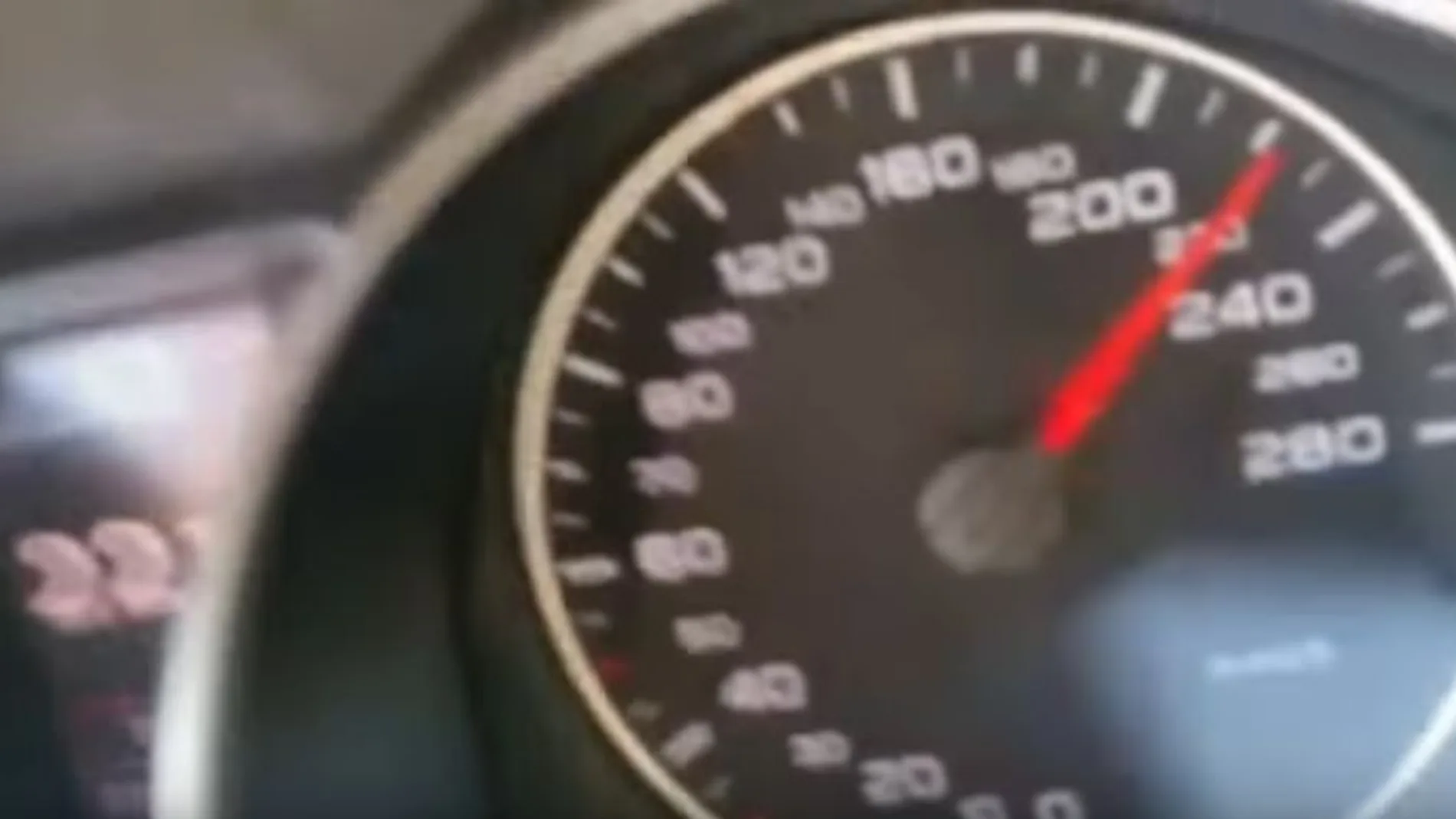 El conductor, a 230 km/h