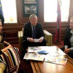 El alcalde Antonio Silván y la concejala Aurora Baza se reúnen con María Teresa Gutiérrez
