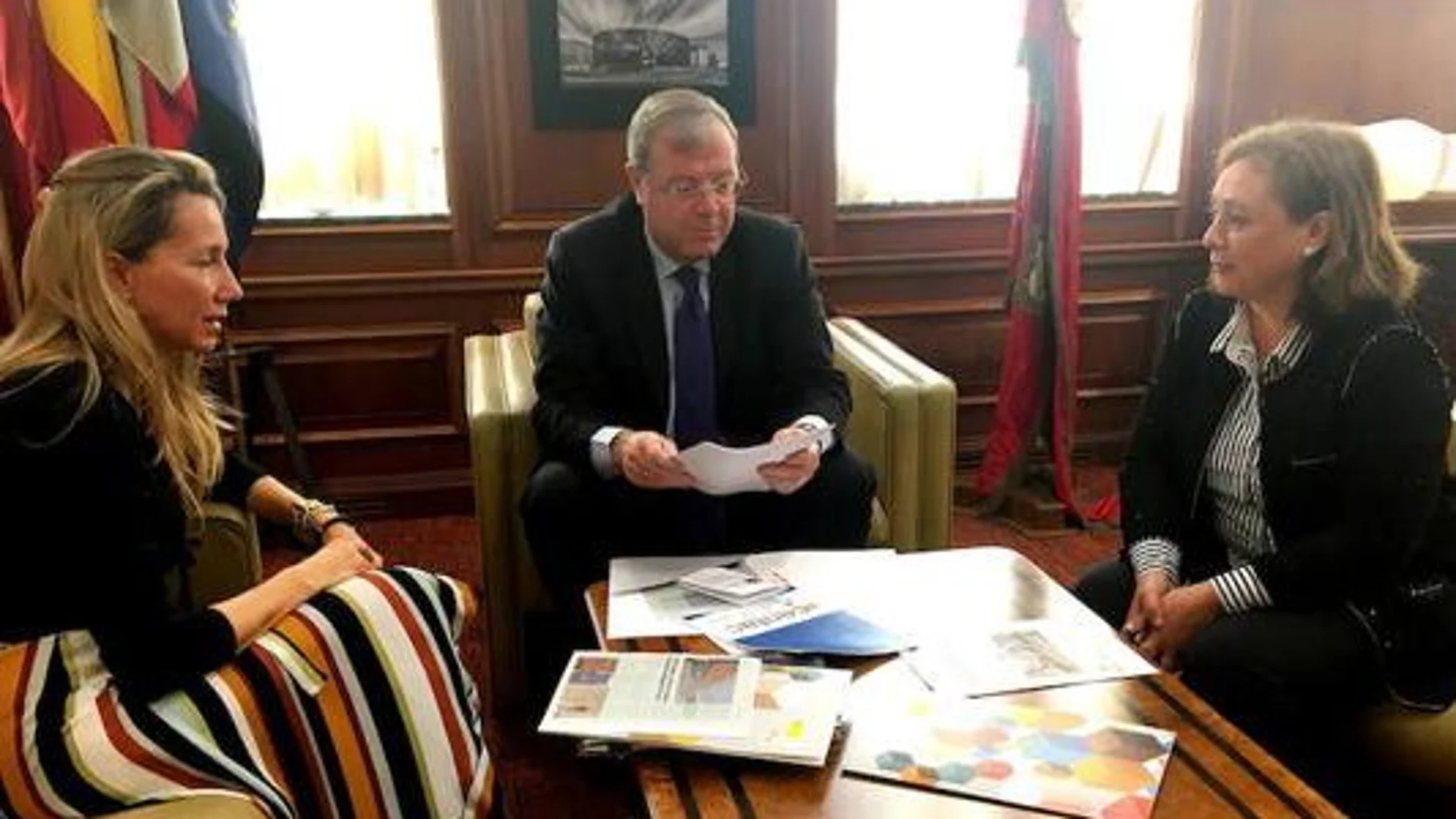 El alcalde Antonio Silván y la concejala Aurora Baza se reúnen con María Teresa Gutiérrez