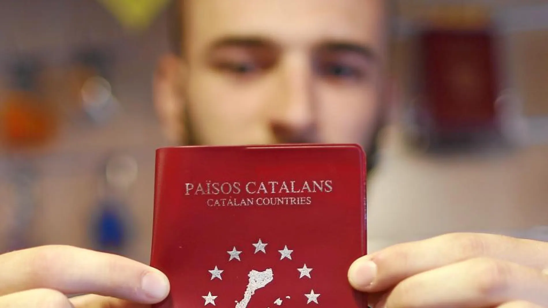 Un joven posa con un pasaporte falso en Barcelona