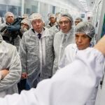 El presidente del PP de Castilla y León, Alfonso Fernández Mañueco, visita la planta de León Farma en Villaquilambre (León) junto al presidente de la Diputación, Juan Martínez Majo, y el alcalde de la capital, Antonio Silván, entre otros