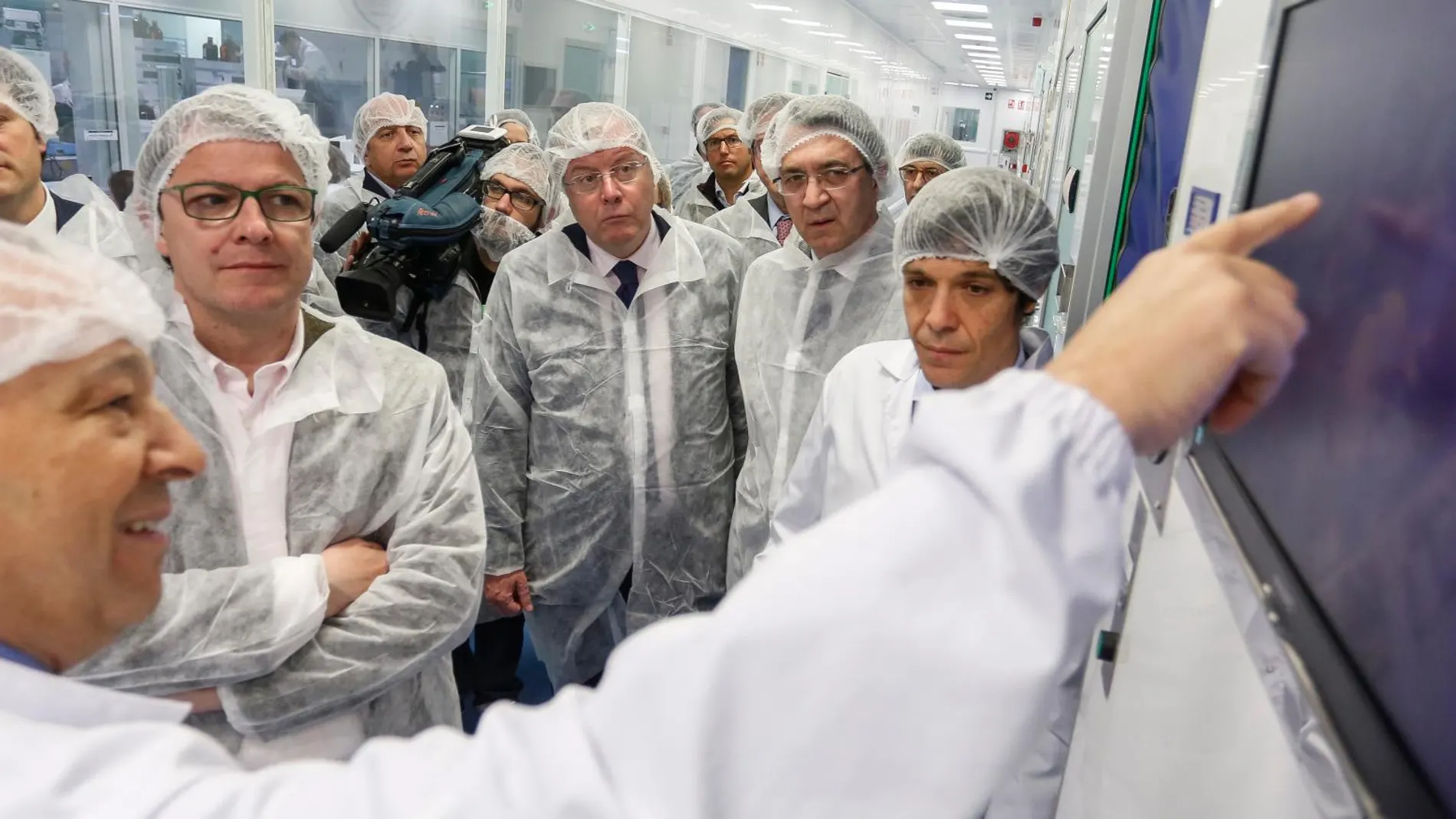 El presidente del PP de Castilla y León, Alfonso Fernández Mañueco, visita la planta de León Farma en Villaquilambre (León) junto al presidente de la Diputación, Juan Martínez Majo, y el alcalde de la capital, Antonio Silván, entre otros