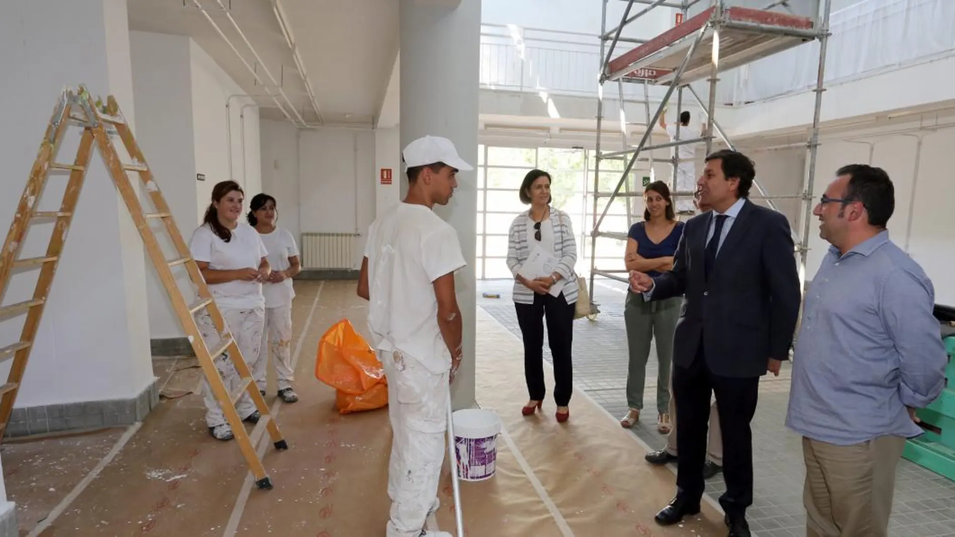 El consejero de Empleo, Carlos Fernández Carriedo, durante una reciente visita a un taller mixto de formación y empleo en Pedrajas de San Esteban