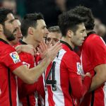 El delantero del Athletic de Bilbao Aritz Aduriz celebra con sus compañeros, el gol marcado ante el RC Deportivo de La Coruña, el cuarto de su equipo