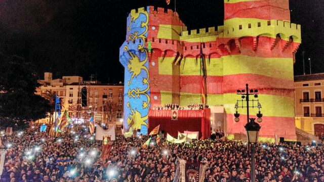 Impactante imagen de los miles de valencianos congregados antes las emblemáticas Torres de Serranos