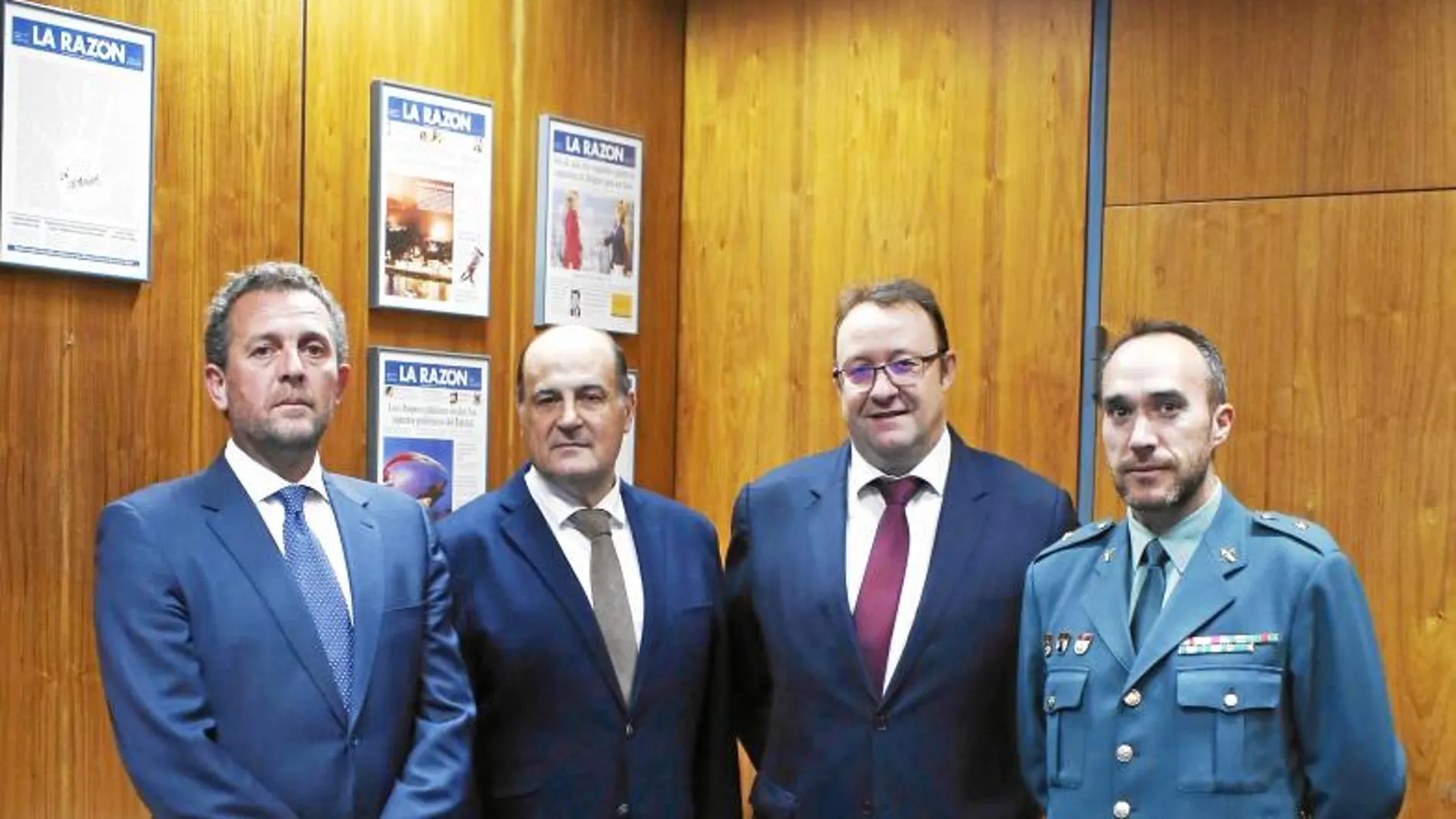 De izquierda a derecha: Manuel Barroso, de CETARSA; Juan Tallada, de Philip Morris; Ricardo Miranda, de Oitab, y Manuel Delgado, comandante de la Guardia Civil