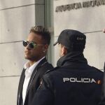 El internacional brasileño del Barcelona Neymar da Silva a su llegada al Juzgado Central de Instrucción 5 de la Audiencia Nacional para declarar por presunta estafa en su fichaje por el Barcelona desde el Santos